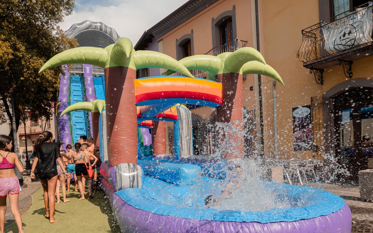 Acqua Party in piazza: scivoli gonfiabili e giochi d'acqua tra la gente