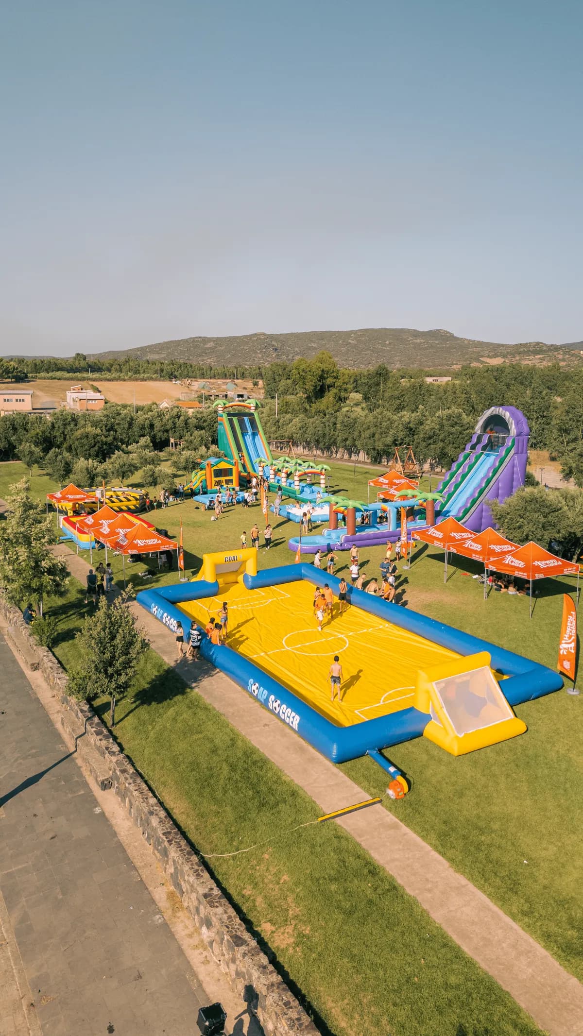 Vista dal drone di un Acqua Party: campo saponato, scivoli e gazebo Happy Island