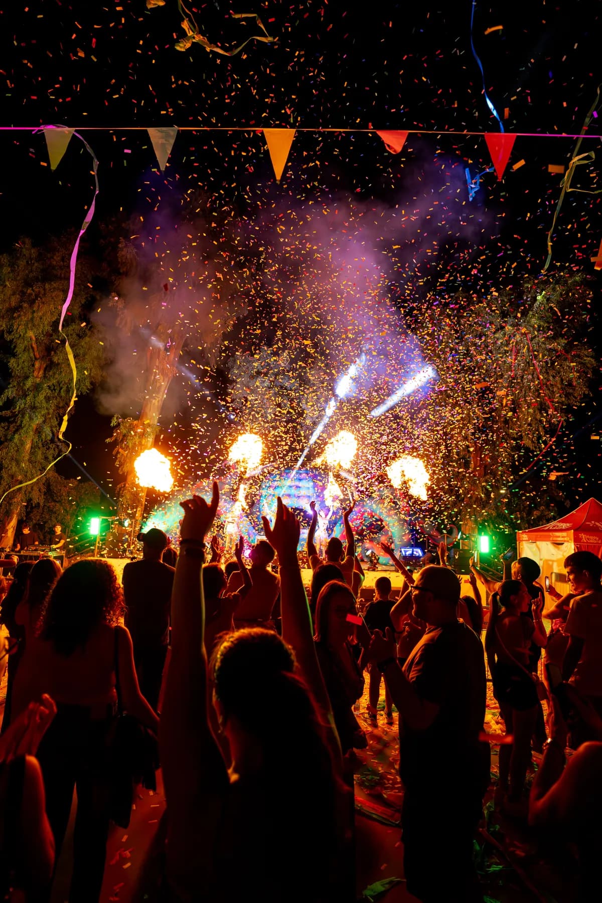 Festival in Piazza di notte: fuoco e coriandoli sul palco
