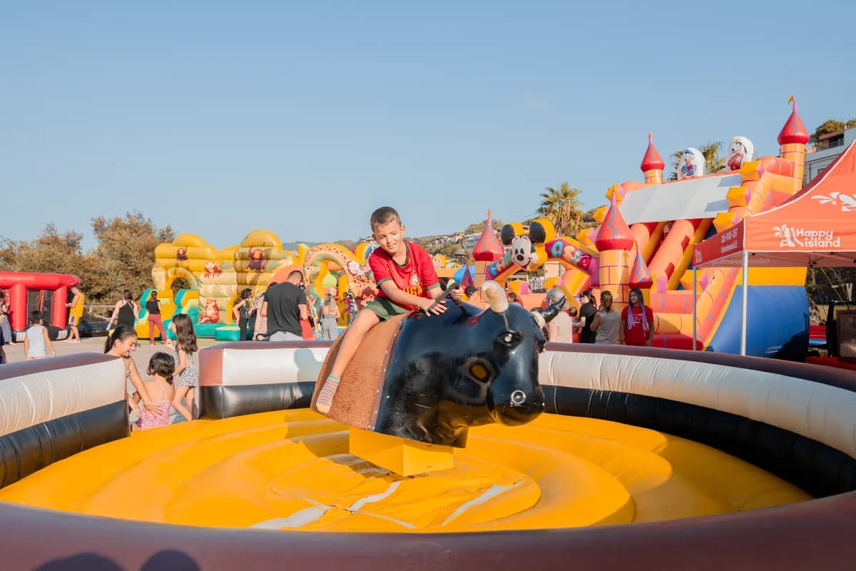 Il toro meccanico del Luna Park in piazza